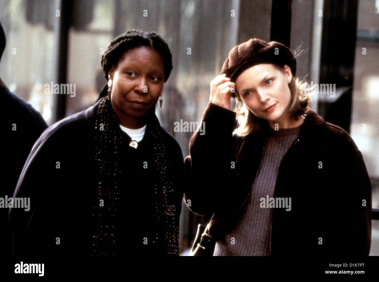 Tief Wie Der Ozean  Deep End Ocean,  Candy (Whoopi Goldberg), Beth Cappadora (Michelle Pfeiffer) *** Local Caption *** 1998 Stock Photo
