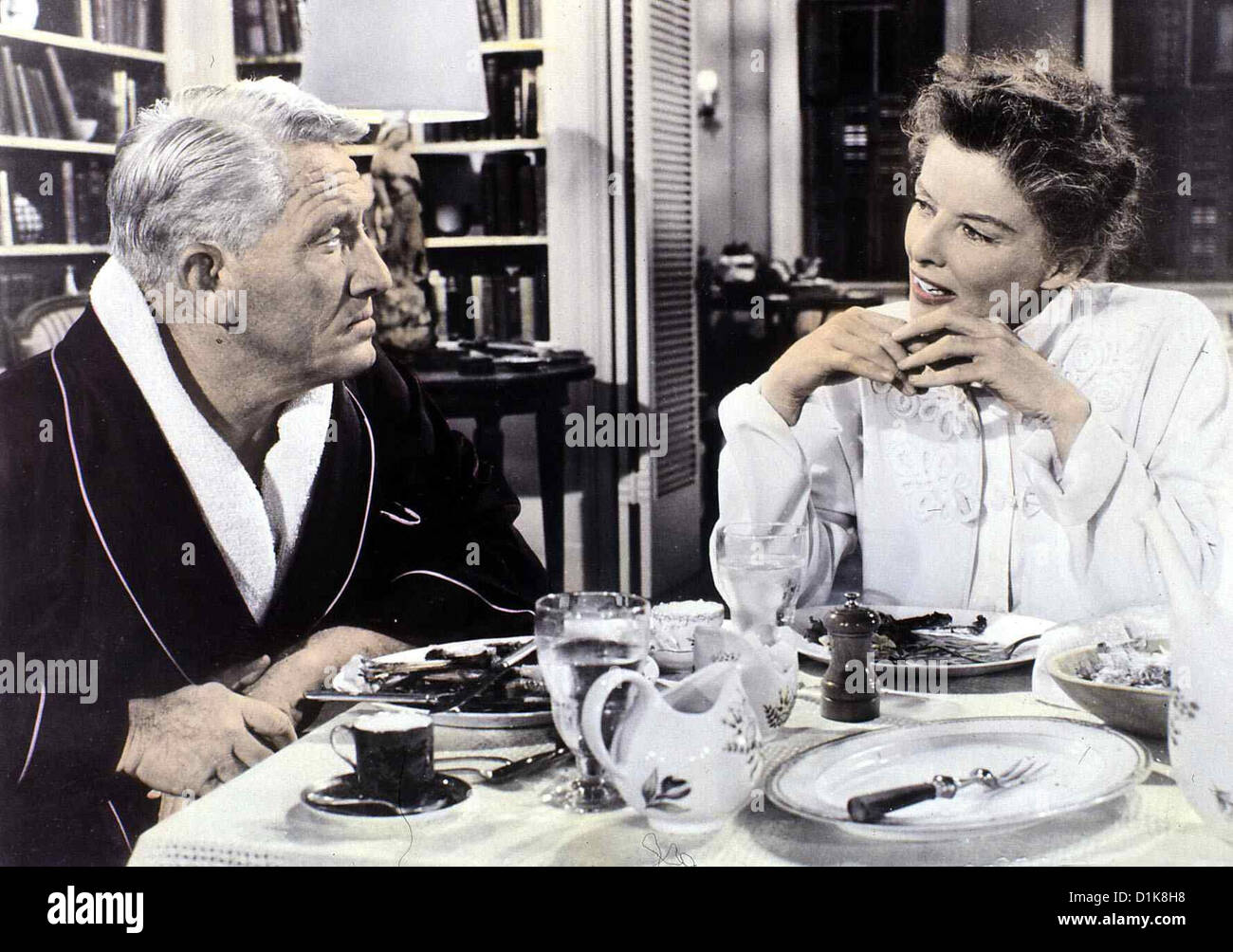 Eine Frau, Die Alles Kennt  Desk Set  Spencer Tracy, Katharine Hepburn Durch die enge Zusammenarbeit am Elektronenhirn kommen Stock Photo