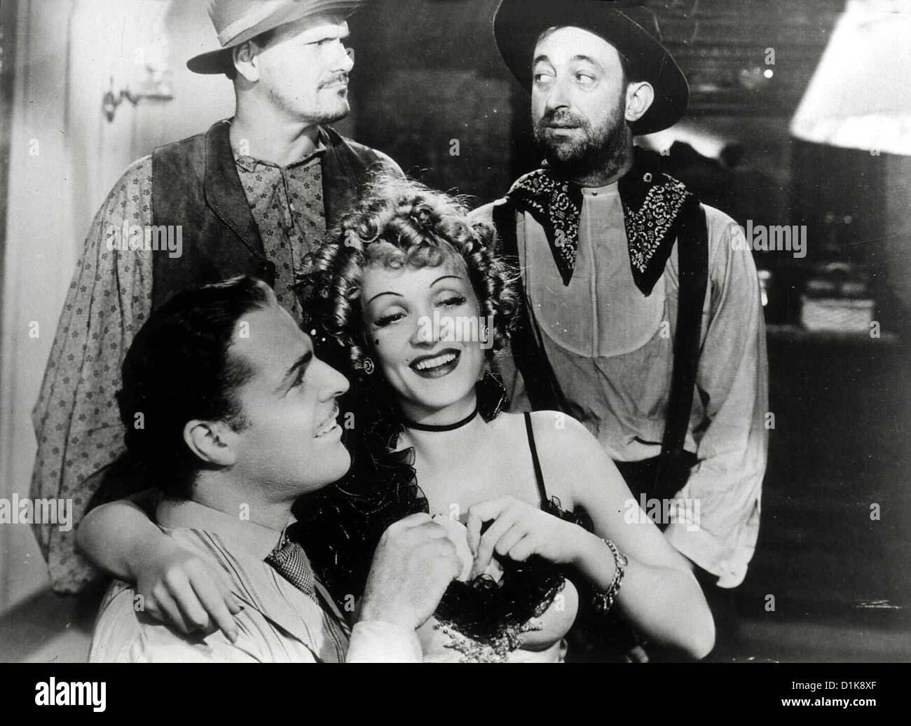 Der Grosse Bluff  Destry Rides Again  Brian Donlevy, Marlene Dietrich dahinter: Warren Hymer, Allen Jenkins In der Grenzstadt Stock Photo