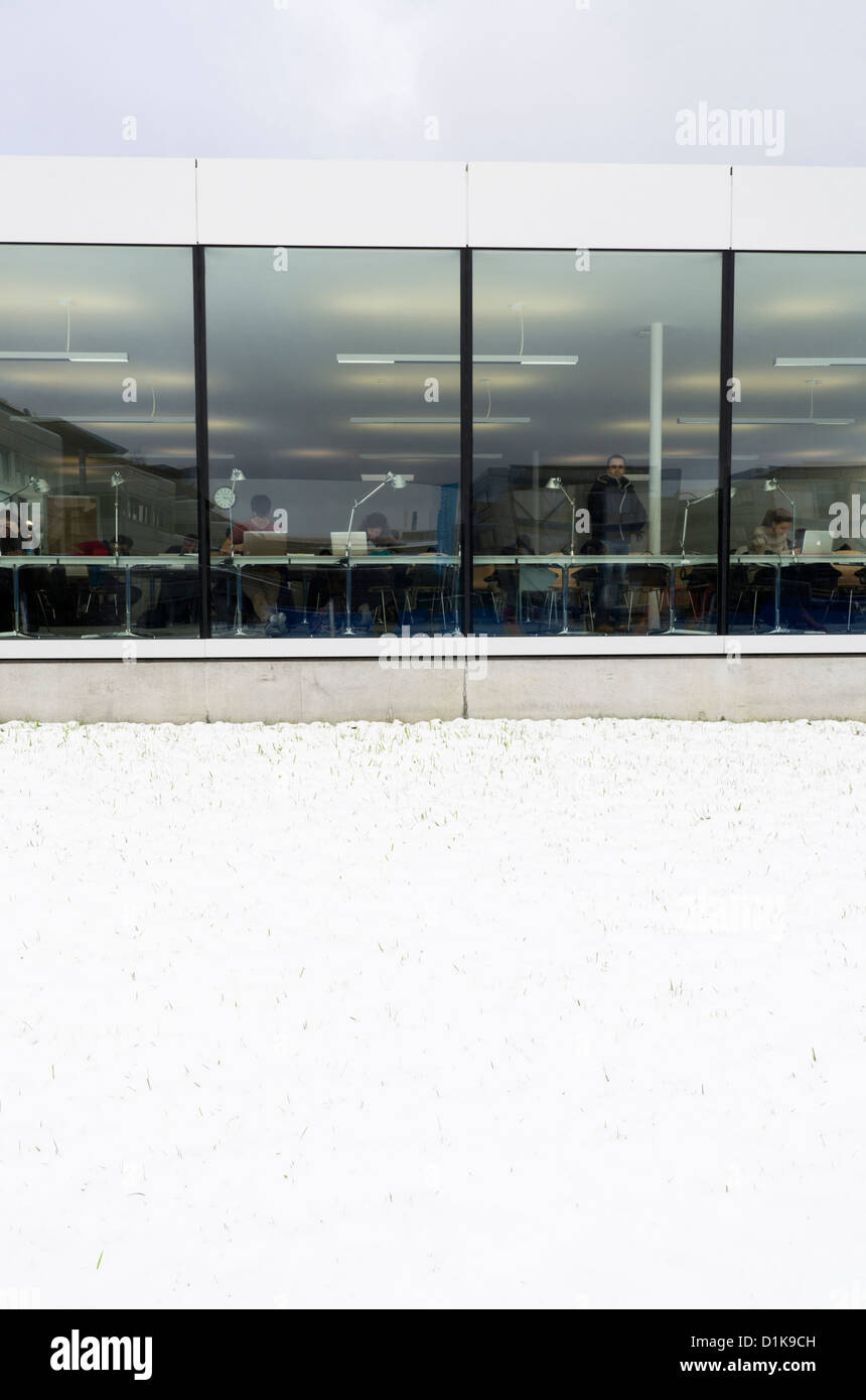 The Rolex Learning Centre in snow at the École Polytechnique Fédérale de Lausanne (EPFL) in Lausanne, Switzerland. Stock Photo