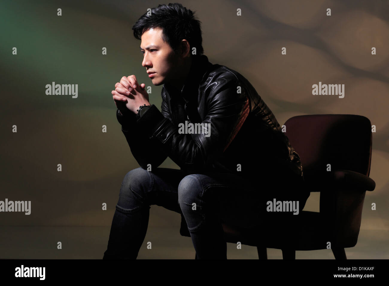 Thinking young people hi-res stock photography and images - Alamy