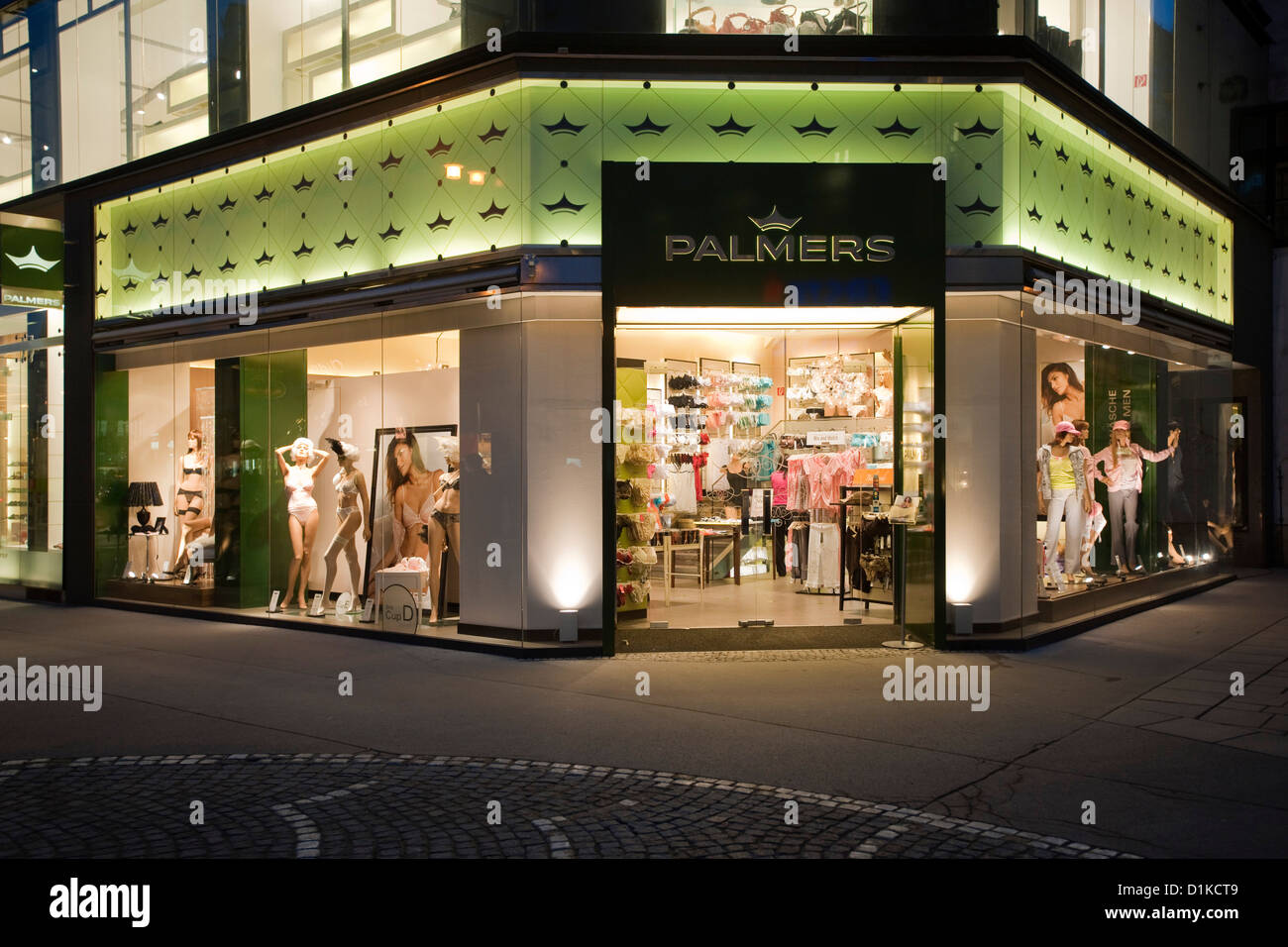 Österreich, Wien 1, Palmers, Tuchlauben 3, österreichs bekanntestes  Dessougeschäft Stock Photo - Alamy