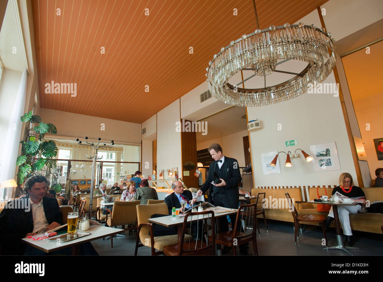 Österreich, Wien 1, Stubentor, das Wiener Kaffeehaus Cafe Prückel existiert schon seit 100 Jahren. Stock Photo