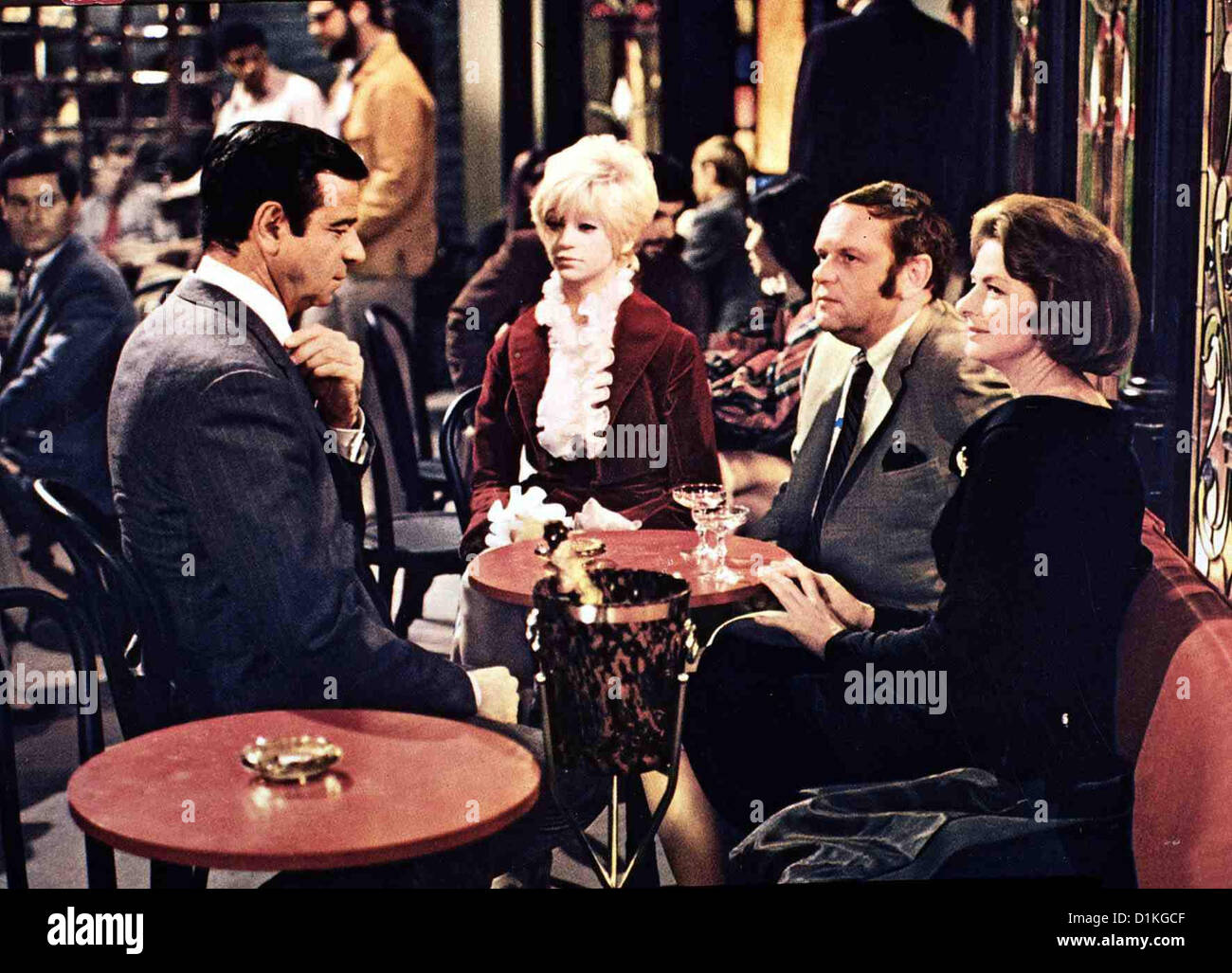 Die Kaktusbluete Cactus Flower Walter Matthau, Goldie Hawn, Jack Weston,  Ingrid Bergman Julian (Walter Matthau,l) erzaehlt Stock Photo - Alamy