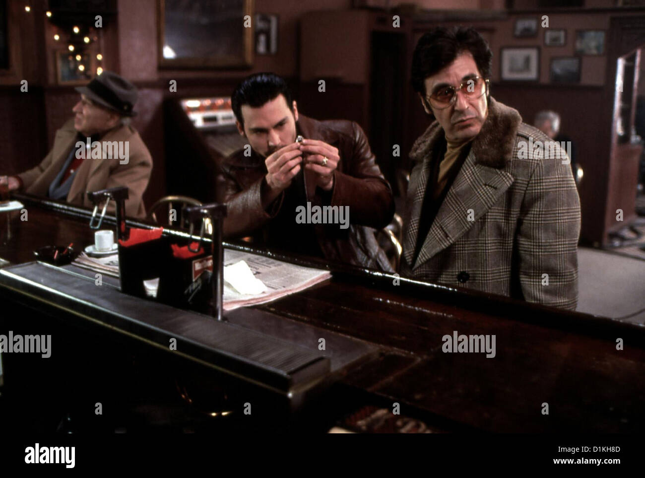 Donnie Brasco  Donnie Brasco  Johnny Depp, Al Pacino Doch Donnie (Johnny Depp, m) weiss, wenn das FBI zum Schlag gegen die Stock Photo