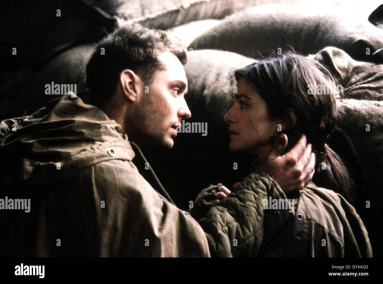 Duell - Enemy At Gates  Duell - Enemy At Gates  Vassili (Jude Law), Tania (Rachel Weisz) *** Local Caption *** 2000 Constantin Stock Photo