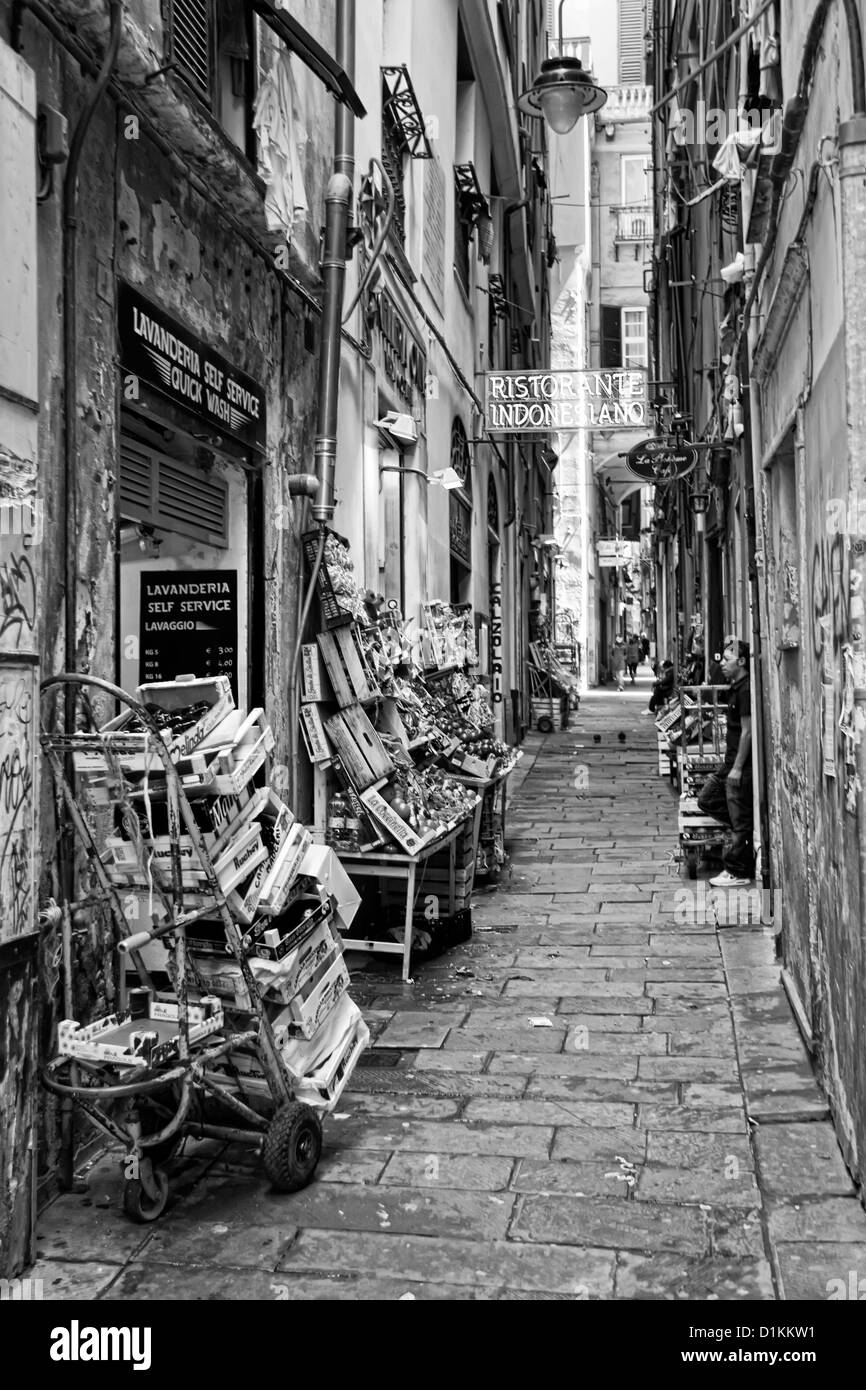 Alleys of genoa hires stock photography and images Alamy