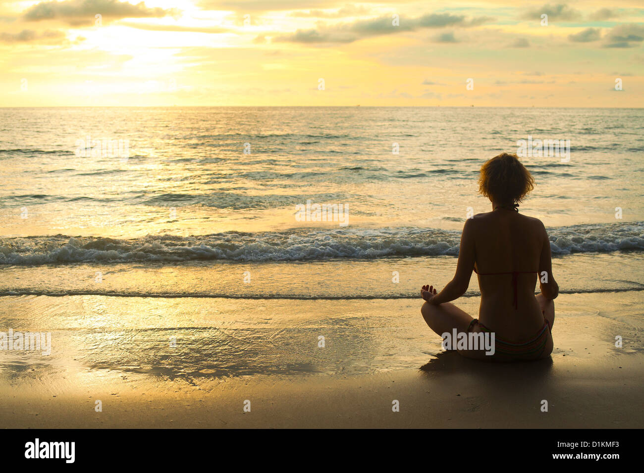 Silhouette of a woman yoga on sea sunset Stock Photo - Alamy