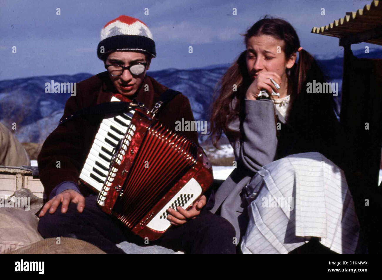 Time Gypsies  Dom Za Vesanje  Davor Dujmovic, Sinolicka Trpkova Perhan (Davor Dujmovic) liebt Azra (Sinolicka Trpkova). - Stock Image