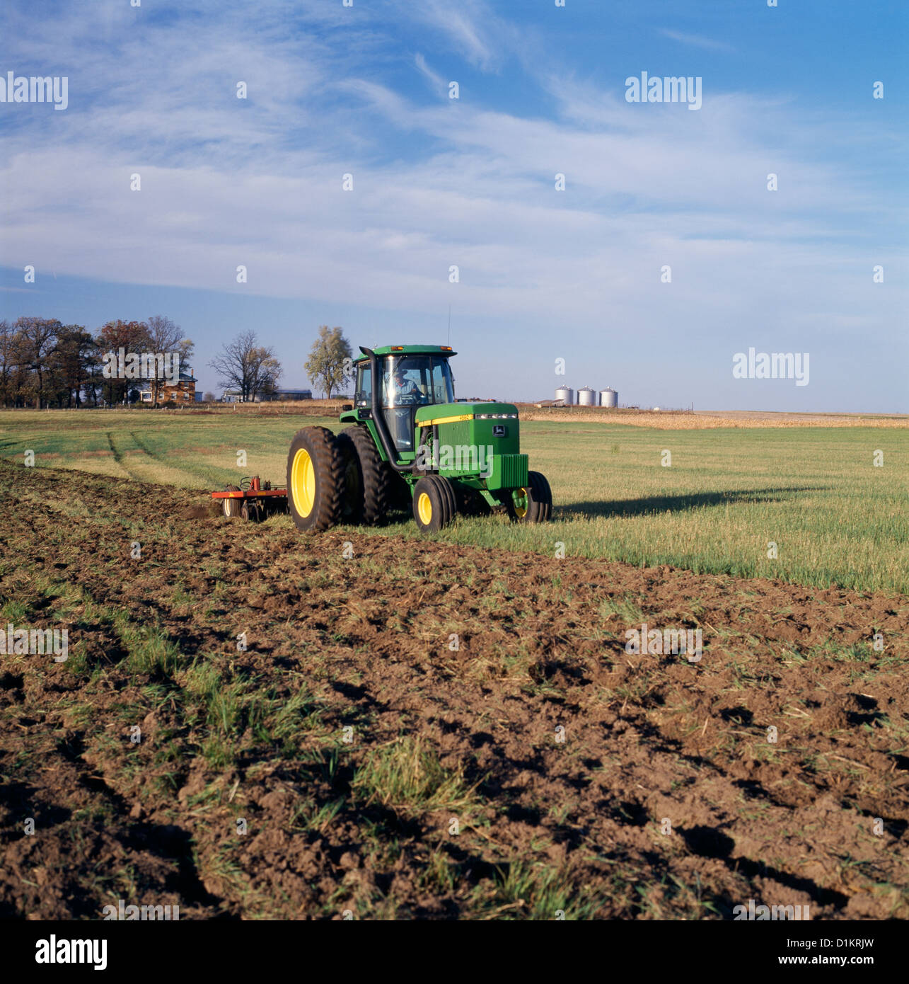 JOHN DEERE 4560 AND A CHISEL PLOW IN FIELD / ILLINOIS Stock Photo Alamy