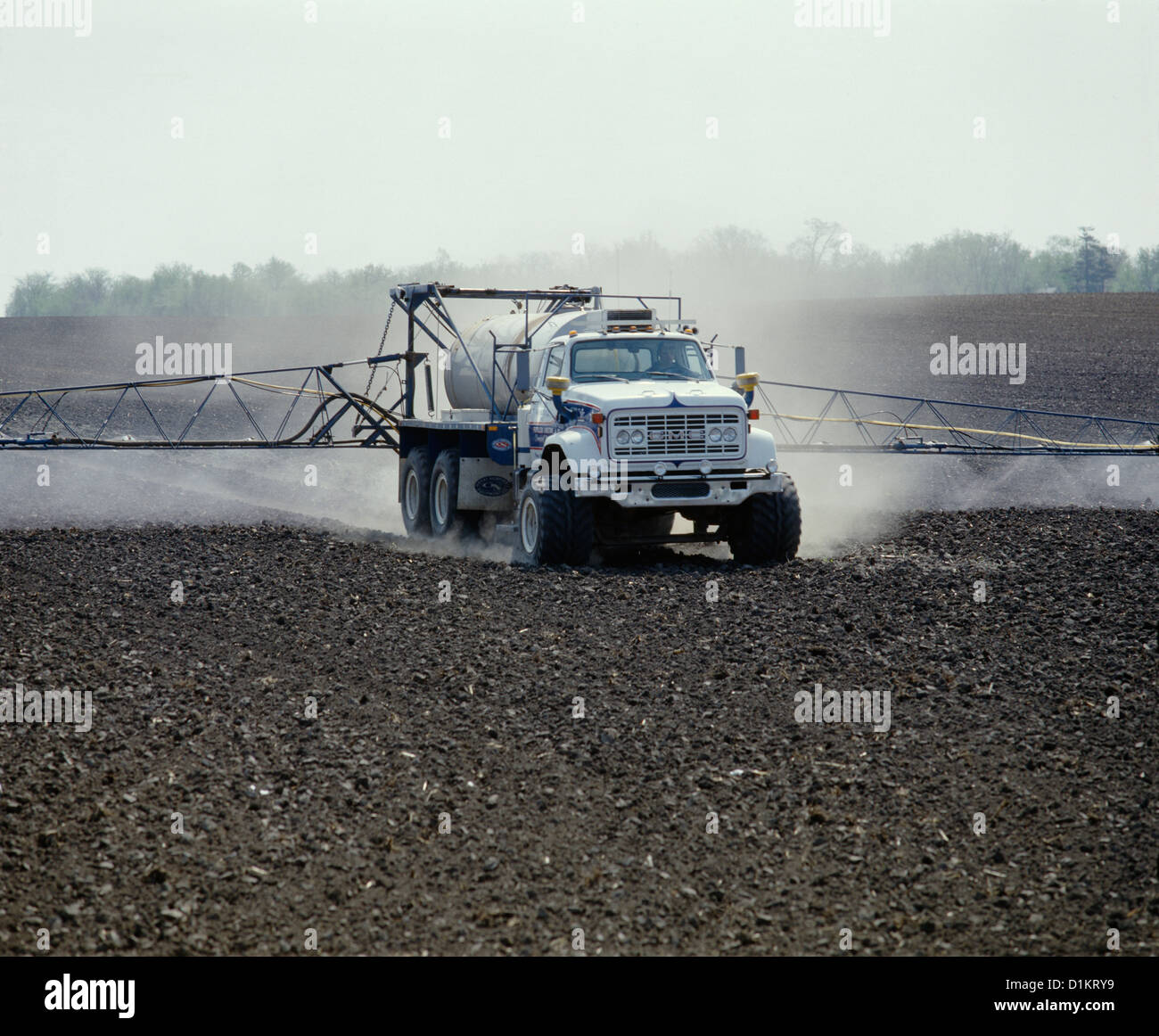 APPLYING HERBICIDE, LIQUID FERTILIZER OR INSECTICIDE TO OPEN GROUND