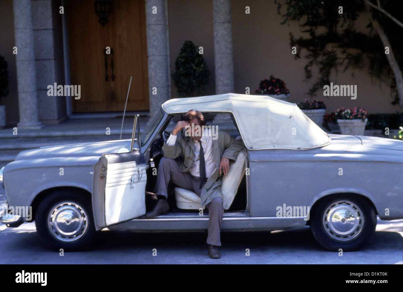 Columbo: Luzifers Schueler Columbo Goes To College Inspektor Columbo (Peter  Falk) *** Local Caption *** 1990 MCA TV , clips Stock Photo - Alamy