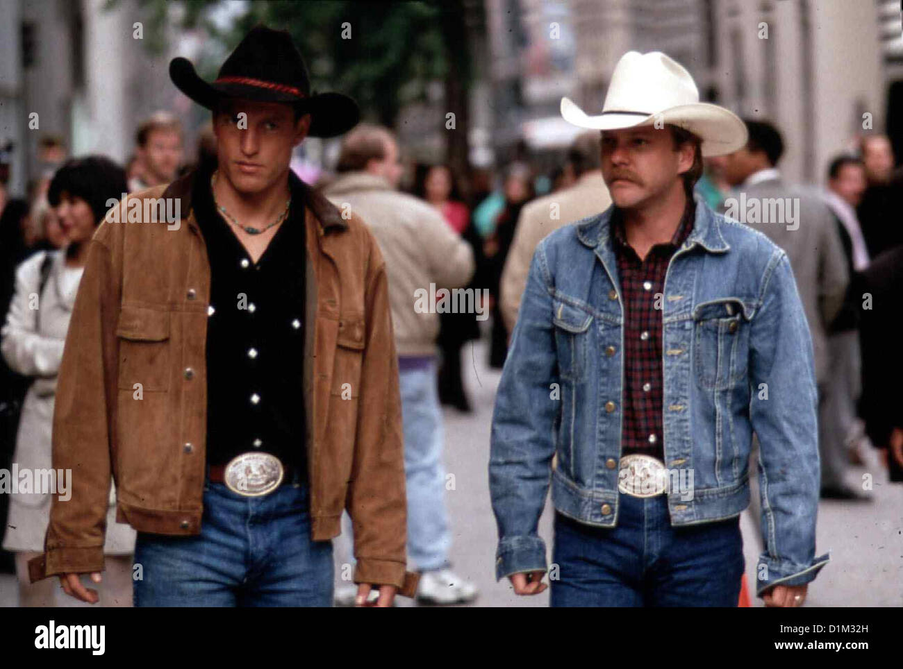 Sexy Cowboys Schiessen Schärfer Cowboy Way, Woody Harrelson, Kiefer  Sutherland Pepper (Woody Harrelson,l) und Sonny (Kiefer Stock Photo - Alamy