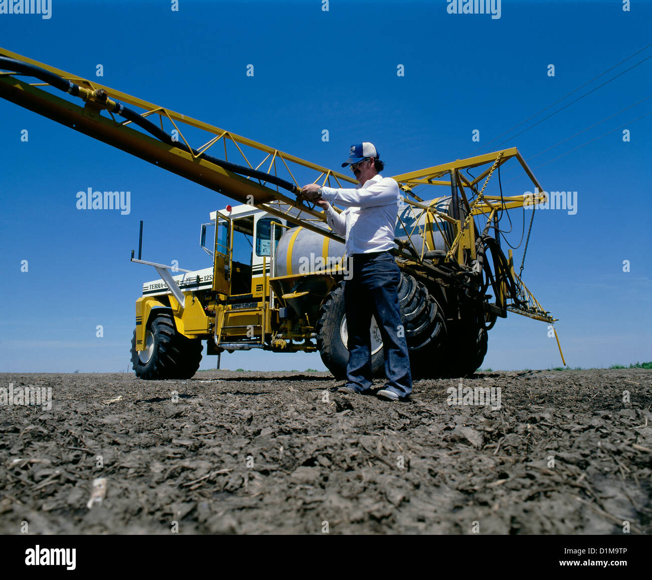 ADJUSTING NOZZLE ON FLOATER SPRAYER / ILLINOIS Stock Photo