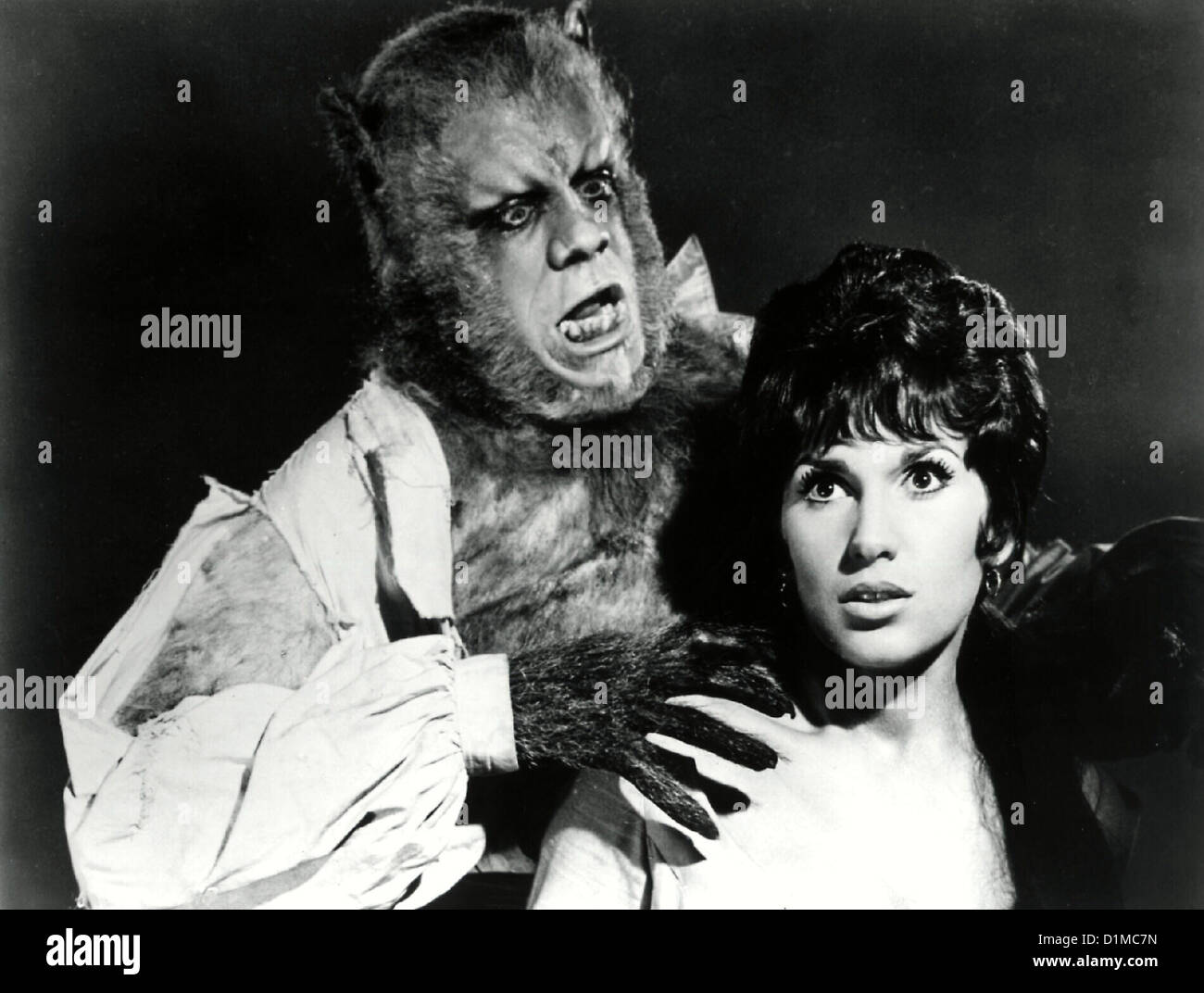 Der Fluch Von Siniestro Curse Of The Werewolf, The Oliver Reed, Yvonne  Romain *** Local Caption *** 1961 Stock Photo - Alamy