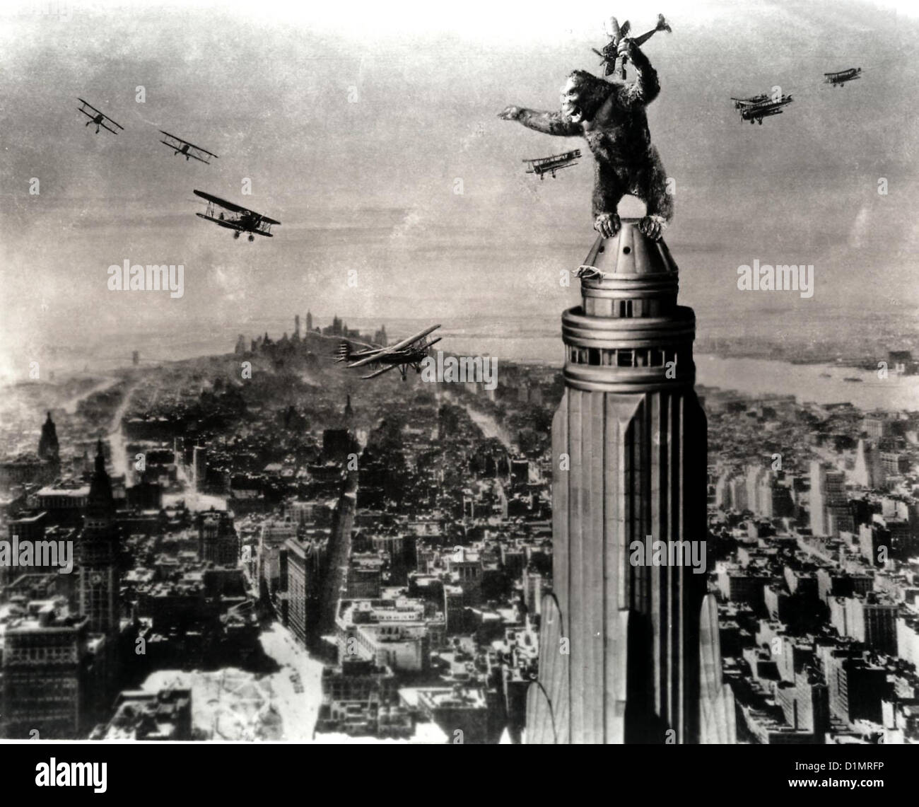 King Kong Und Die Weisse Frau   King Kong   King Kong wehrt sich gegen angreifende Flugzeuge *** Local Caption *** 1933  -- Stock Photo