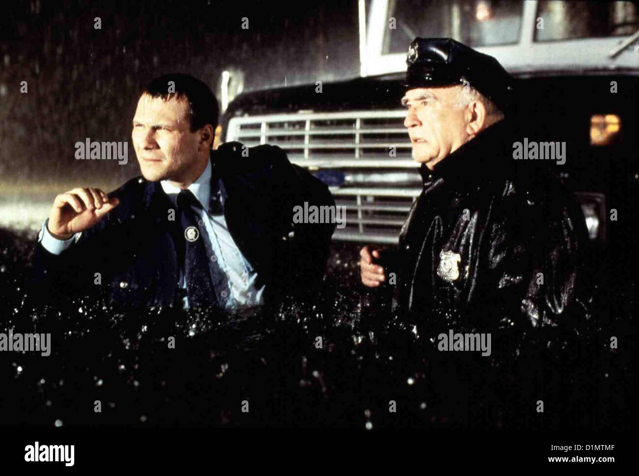 Hard Rain  Hard Rain  Christian Slater, Ed Asner Extreme Regenfaelle ueberfluten die Kleinstadt Huntingburg. Tom (Christian Stock Photo