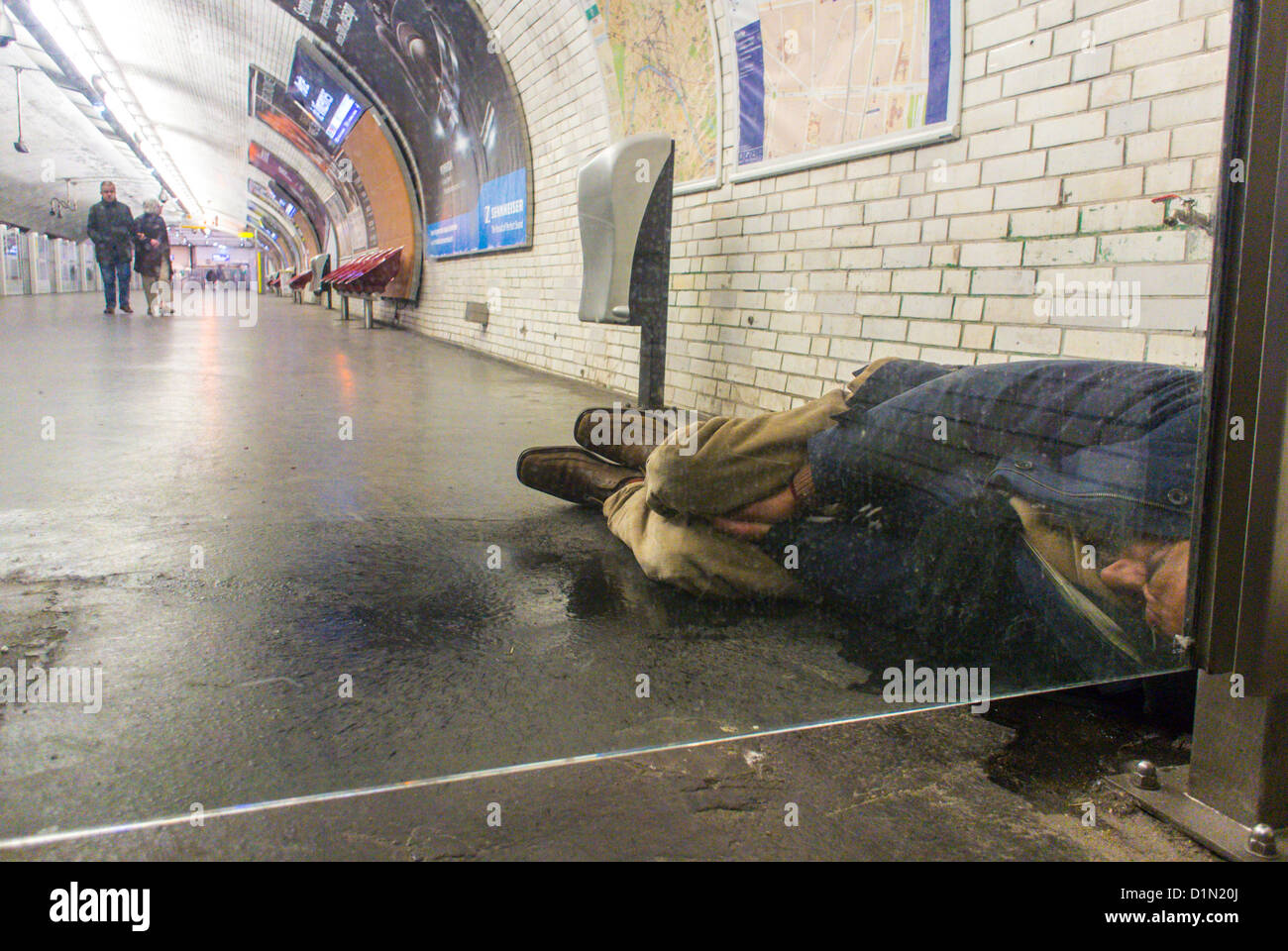 Paris, France, Homeless Crisis Man, Sleeping on Metro Quay, ("Porte de  VIncennes") Station, Winter Stock Photo - Alamy