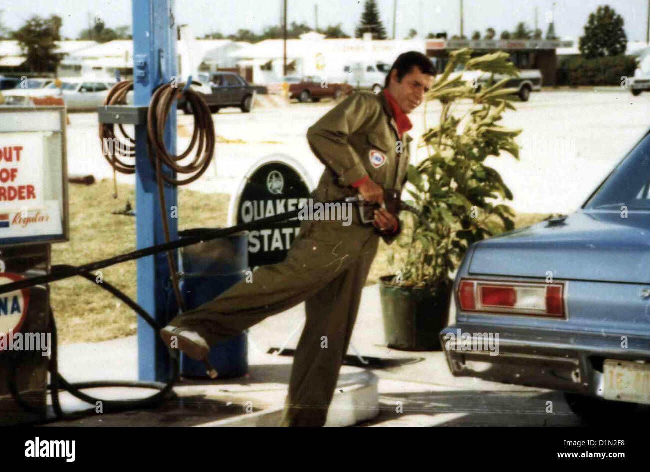 Alles In Handarbeit  Hardly Working  Jerry Lewis Seine Schwester besorgt Bo (Jerry Lewis) einen Job einer Tankstelle. Doch Stock Photo