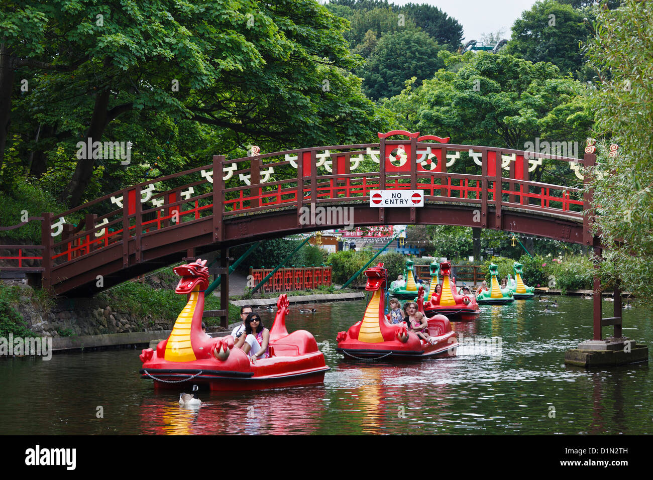 Dragon boats, Peasholm Park, Scarborough, North Yorkshire ...