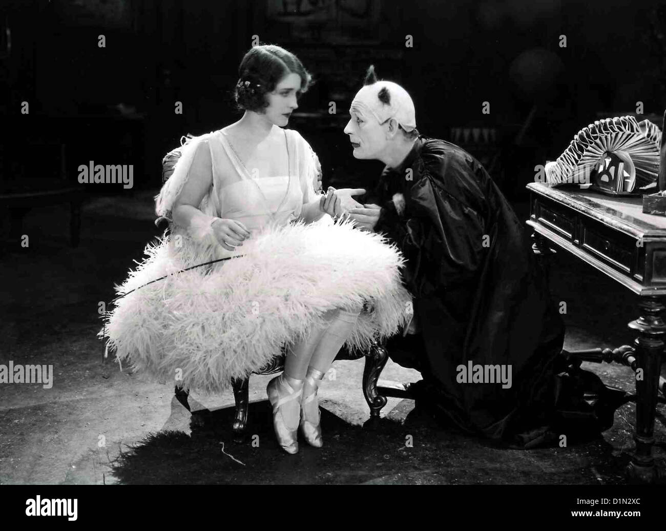 Der Mann, Der Die Ohrfeigen Bekam  He Who Gets Slapped  Norma Shearer, Lon Chaney Im Zirkus verliebt sich Paul Beaumont (Lon Stock Photo
