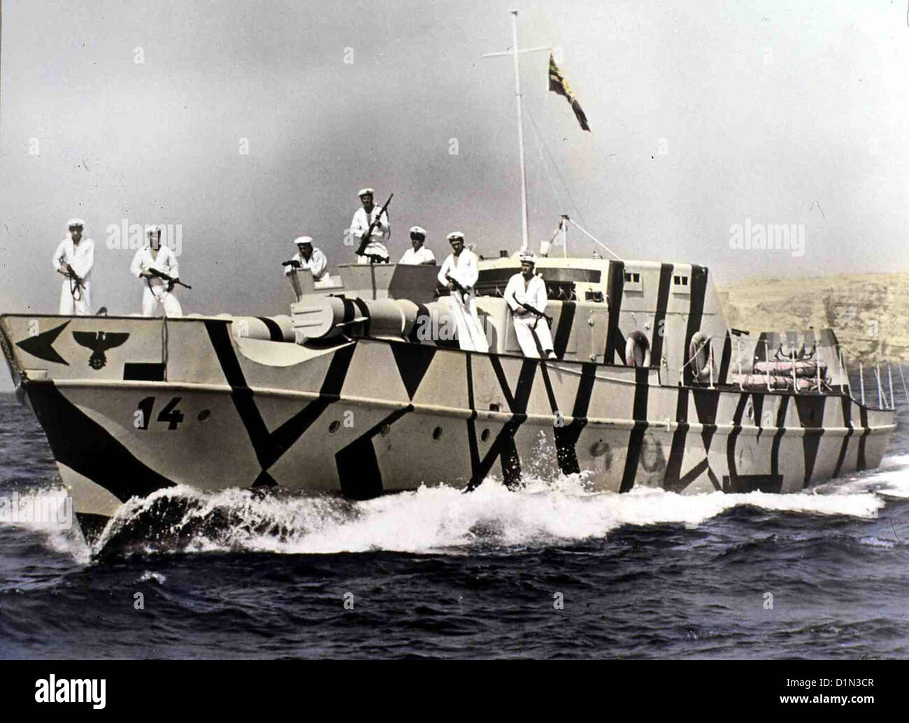 Hell Boats  Hell Boats  Szene Mit einem gekaperten Schiff unter deutscher Flagge, versuchen die Briten in den von den Nazis Stock Photo