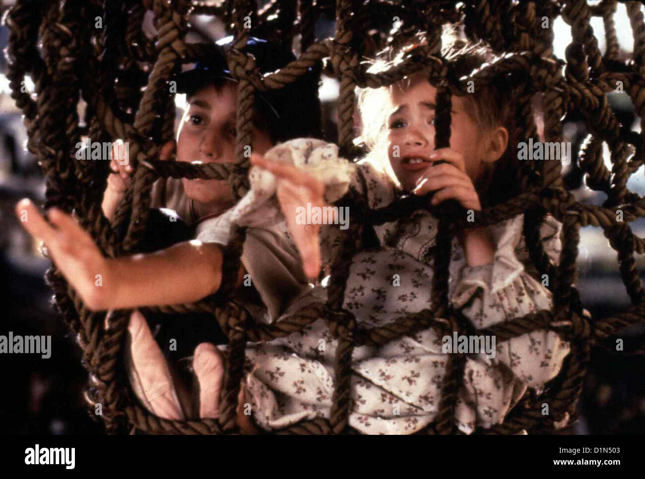 Hook Hook Amber Scott, Charlie Korsmo Maggie (Amber Scott) und Jack  (Charlie Korsmo) werden von Capitain Hook Stock Photo - Alamy