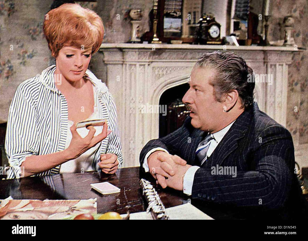 Das Millionending  Hot Millions  Maggie Smith, Peter Ustinov Patty (Maggie Smith) und Marcus (Peter Ustinov) entdecken ihre Stock Photo