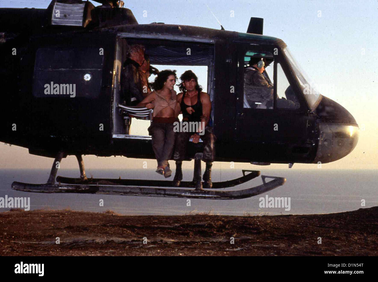Hot Shots 2: Der 2. Versuch  Hot Shots 2  Valeria Golino, Charlie Sheen Auf dem Weg zum Einsatzort in einem Hubschrauber trifft Stock Photo