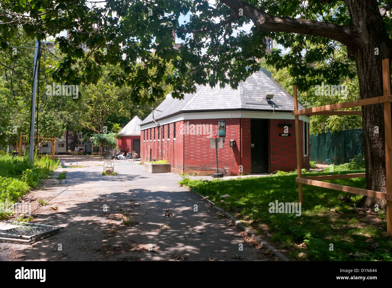Washington Square Park restrooms shortly before they were demolished ...