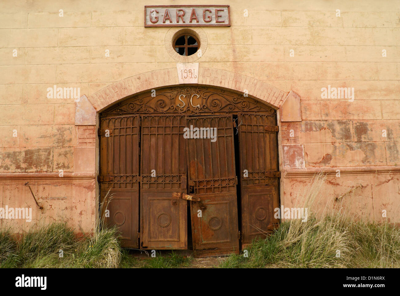 Abandoned building, Estancia San Gregorio, Patagonia, Chile Stock Photo
