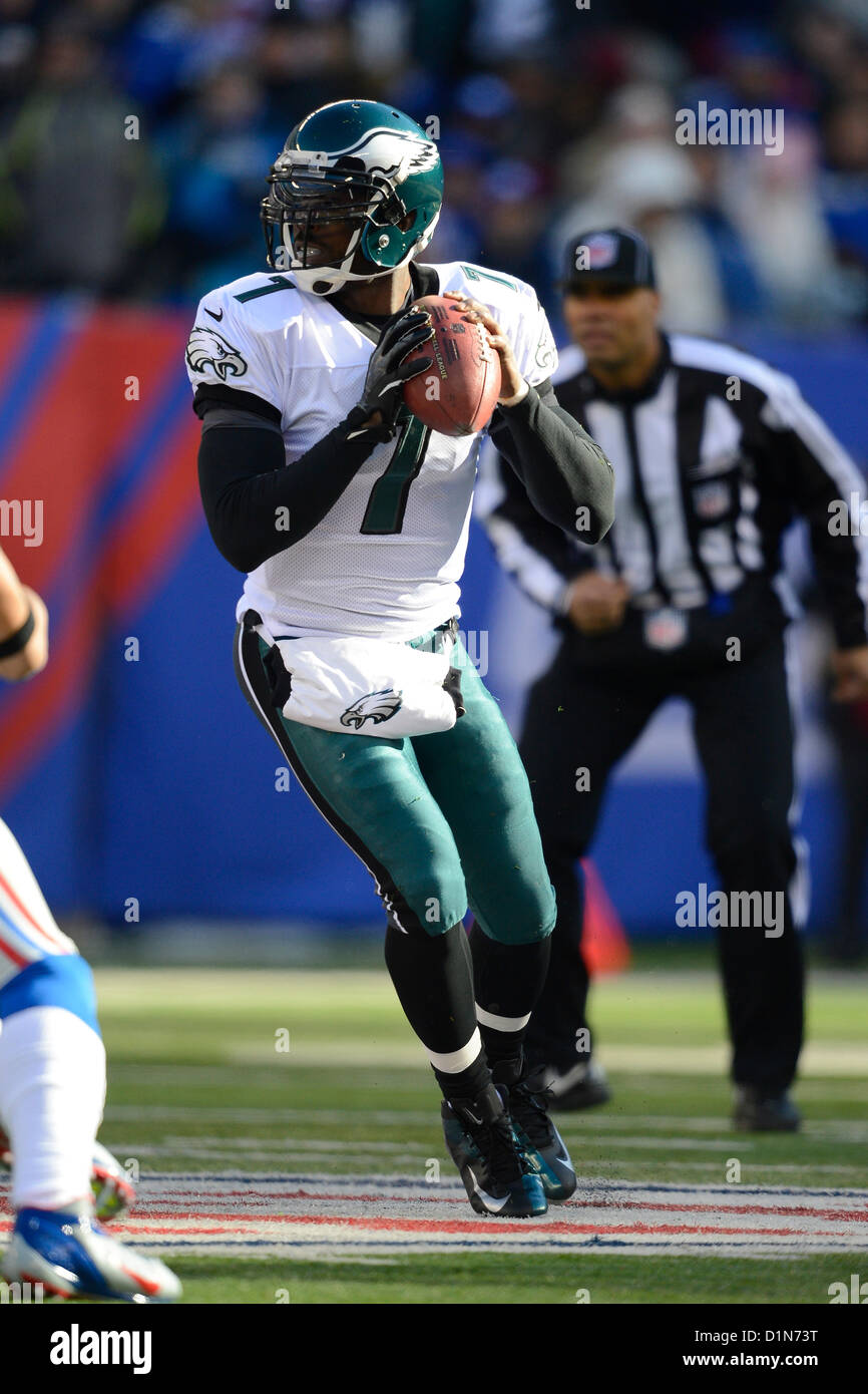 New Jersey, USA. 30 December 2012: Philadelphia Eagles quarterback Michael Vick (7) drops back to pass during a week 17 NFL matchup between the Philadelphia Eagles and New York Giants at MetLife Stadium in East Rutherford, New Jersey. Stock Photo