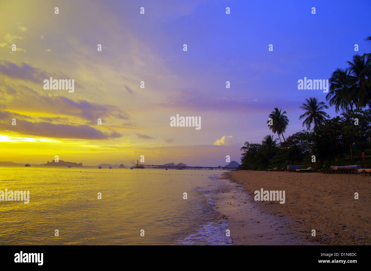 Colorful cloud sunset beach hi-res stock photography and images - Alamy