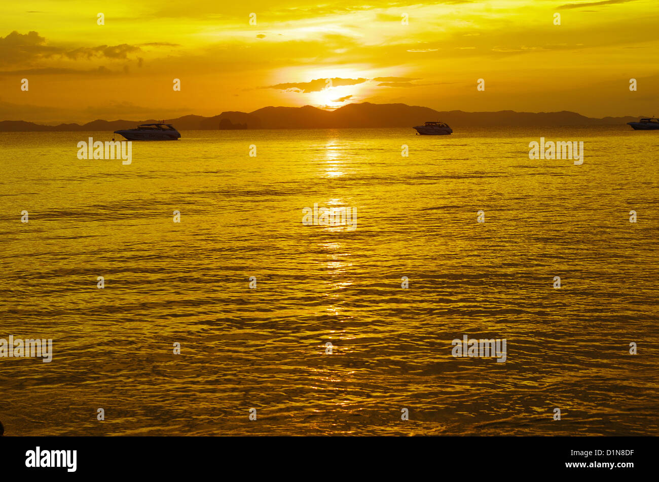 Colorful cloud sunset beach hi-res stock photography and images - Alamy