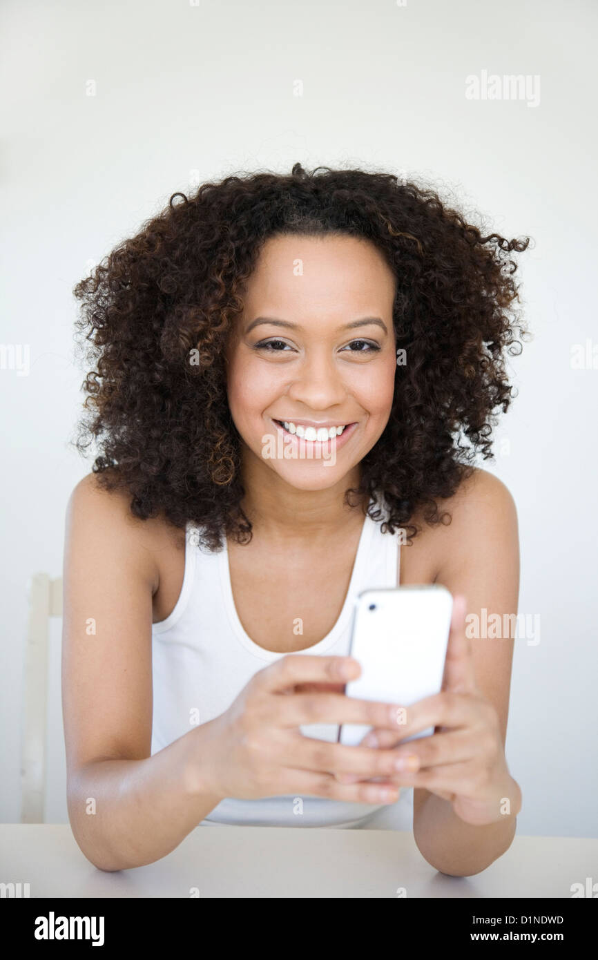 Hispanic woman text messaging on cell phone Stock Photo - Alamy