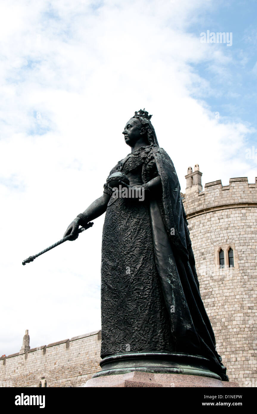 Queen Victoria Statue Windsor Castle Stock Photo Alamy