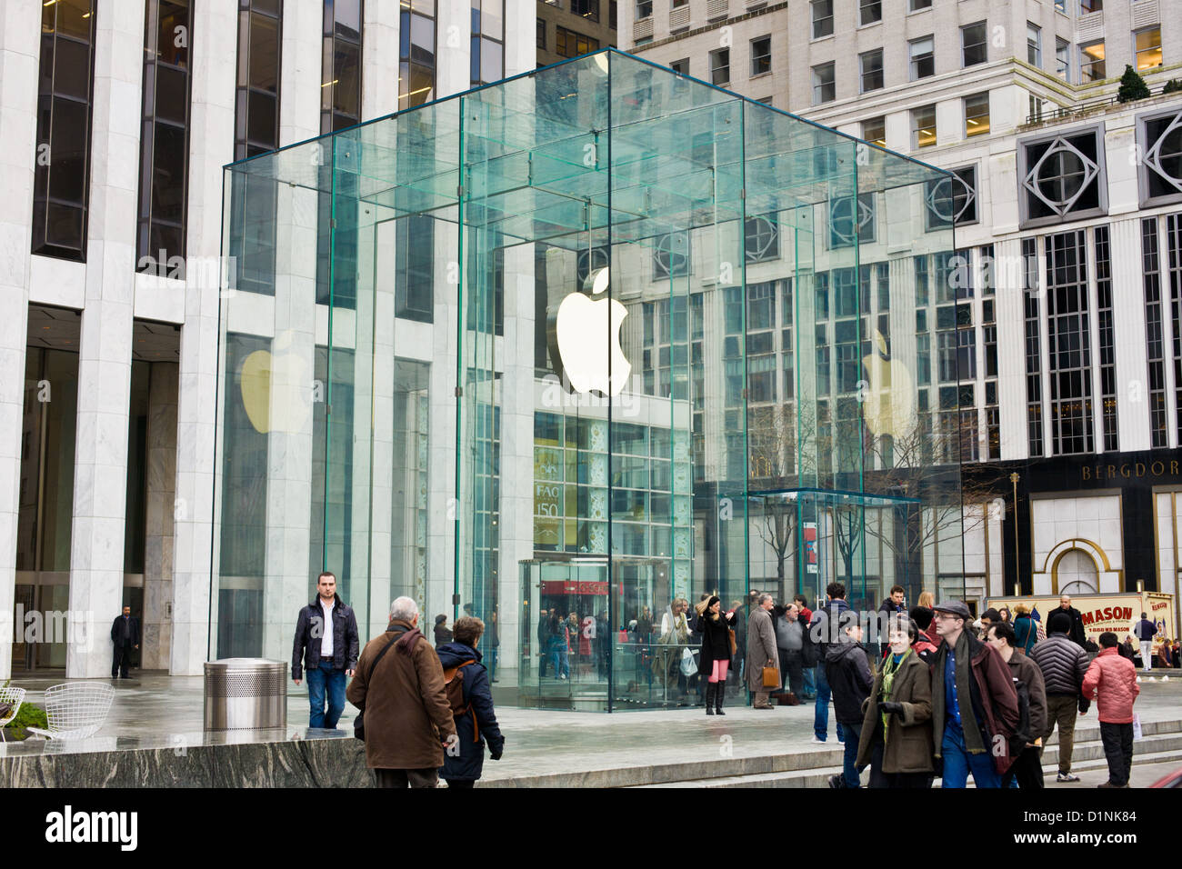 The Apple Store on Fifth Avenue is a glass cube, Manhattan, New York City  Stock Photo - Alamy