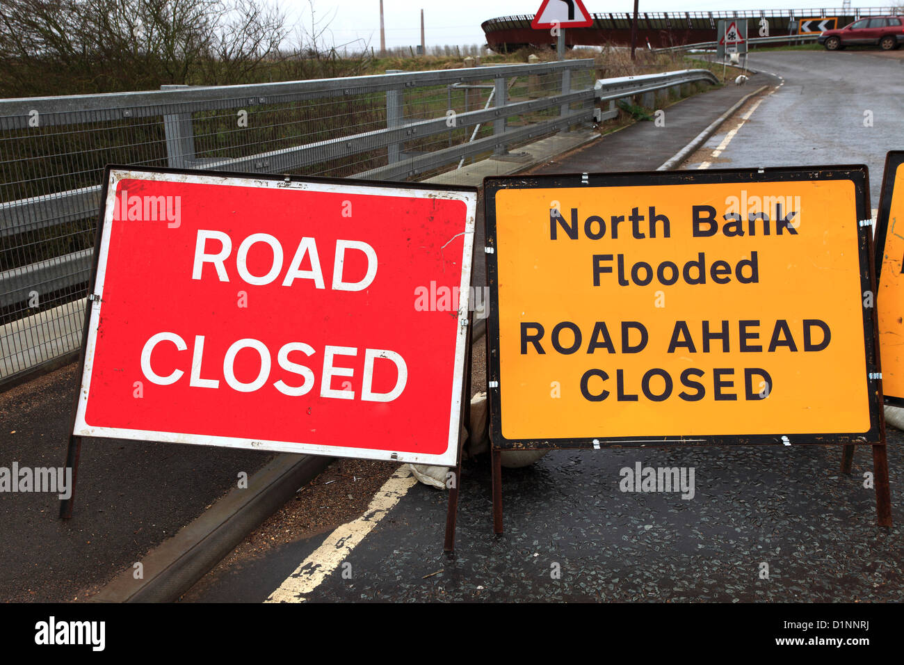 Peterborough, UK. 1st Jan, 2013. road signs, flooded river Nene, B1040