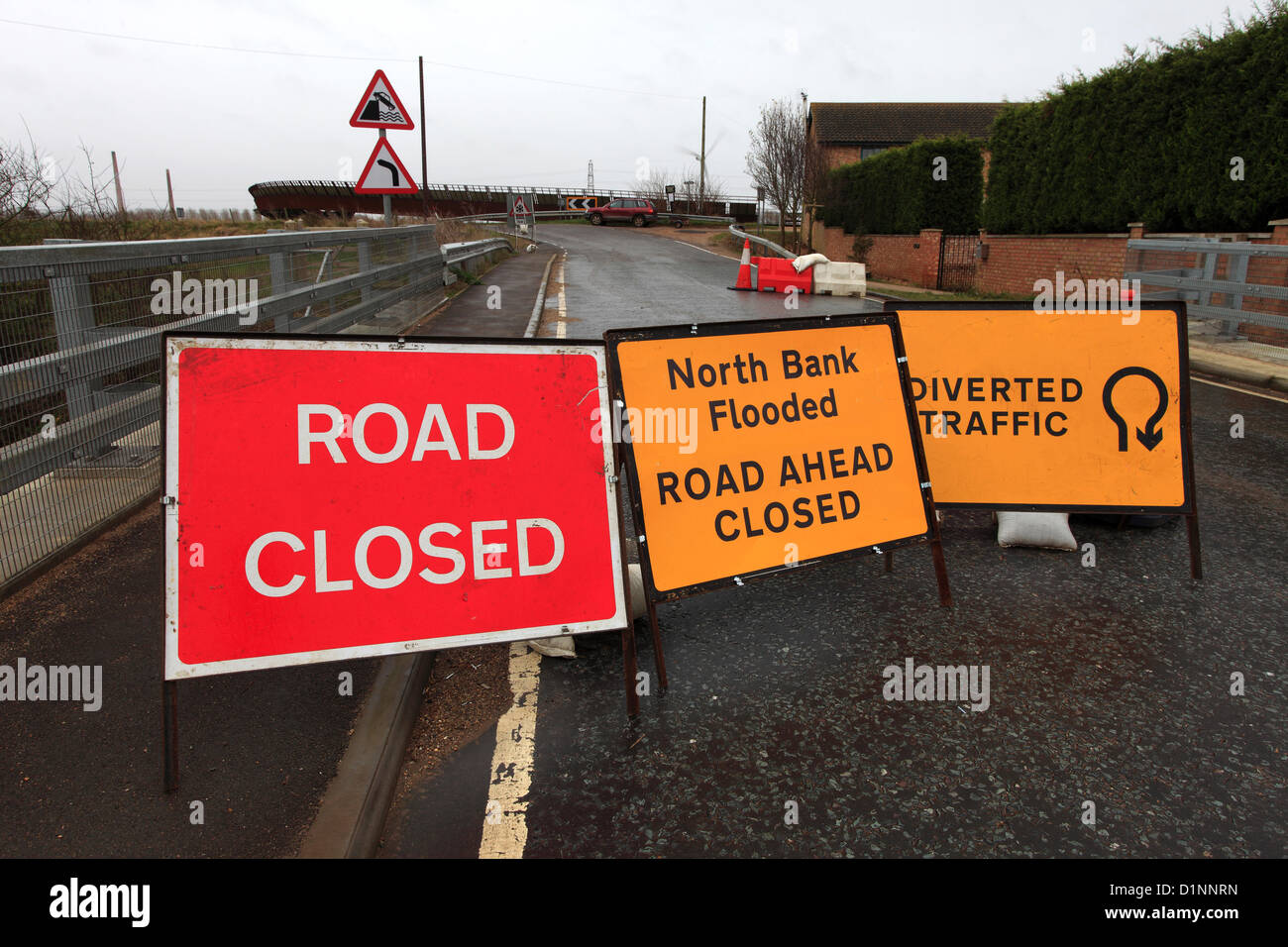 Peterborough, UK. 1st Jan, 2013. road signs, flooded river Nene, B1040