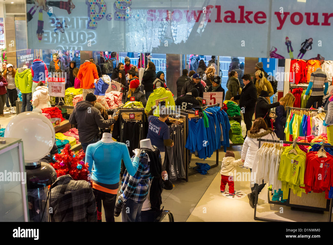 https://c8.alamy.com/comp/D1NWM0/shoppers-and-workers-in-the-aeropostale-clothing-store-in-times-square-D1NWM0.jpg