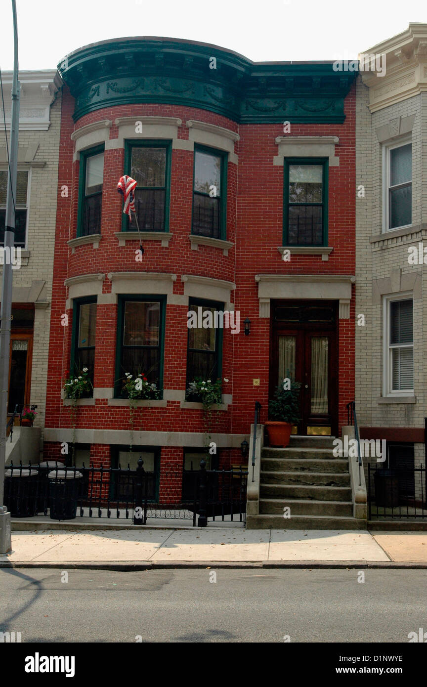 Small Brooklyn multiple dwelling on July 19, 2005. (© Frances M