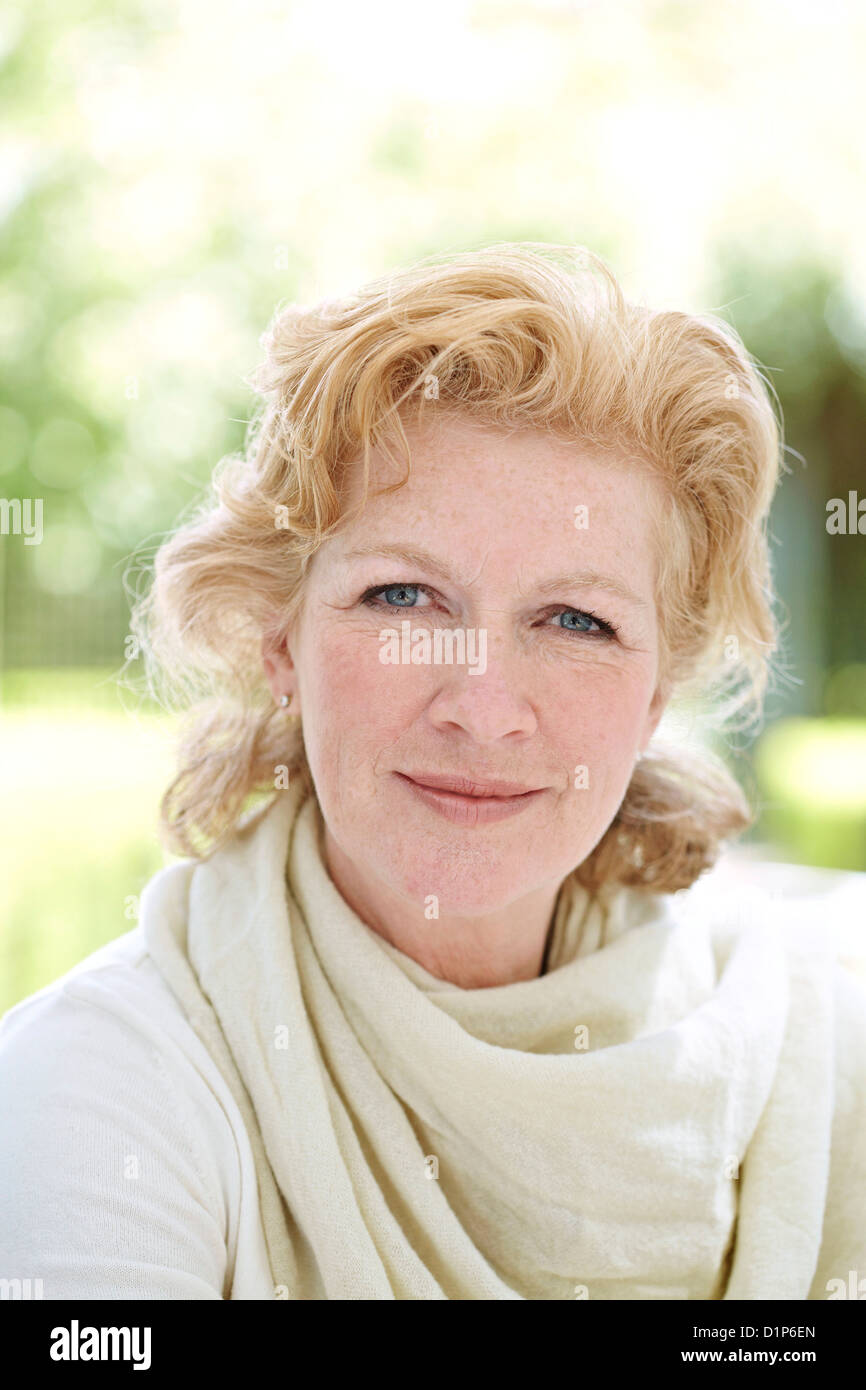 Woman curly hair photographs hi-res stock photography and images - Alamy