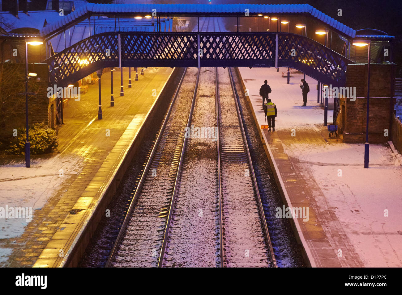Commuters wait in the snow for a train at Stoke Mandeville station Stock Photo