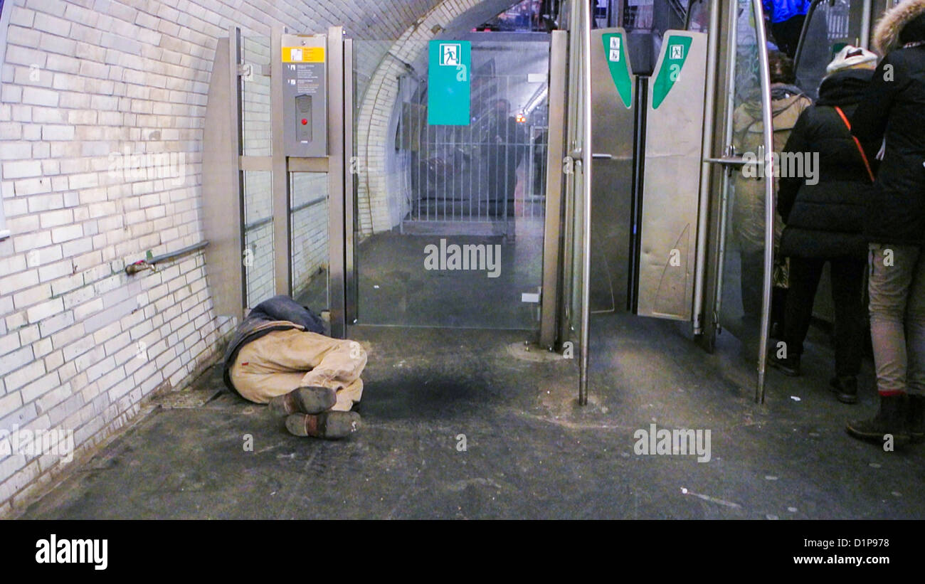 Paris, France, Homeless Crisis, Man, Sleeping on Metro Quay, Porte de  VIncennes Station, Winter, Poverty Stock Photo - Alamy