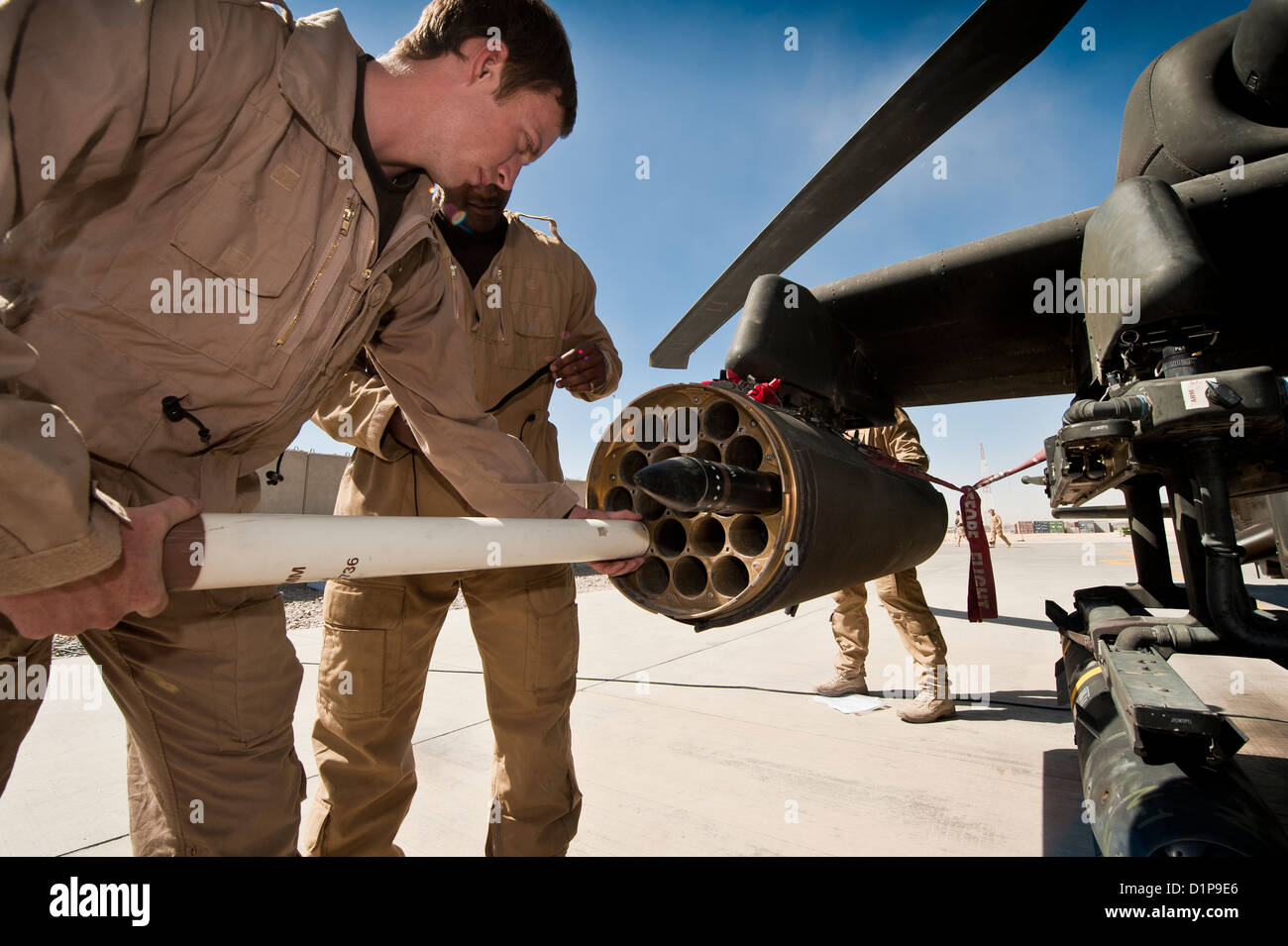 Ah 64 apache gun hi-res stock photography and images - Alamy