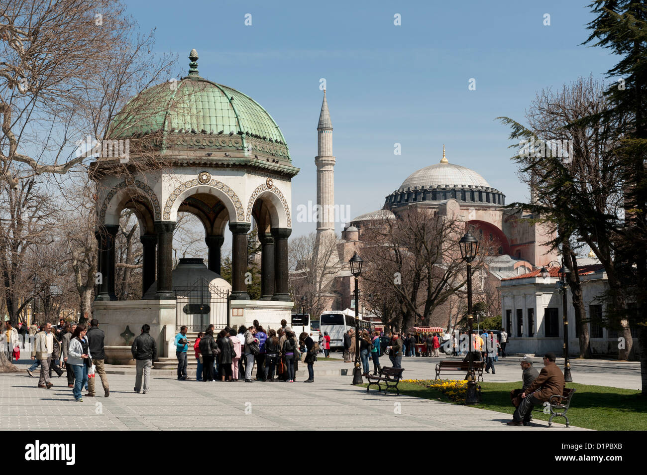 Tourists outside Blue Mosque, Istanbul, Turkey Stock Photo - Alamy