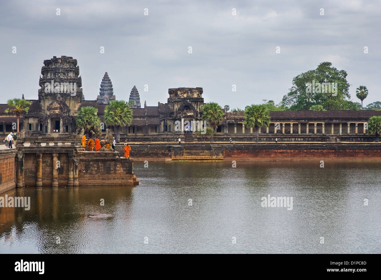 Monks at the temple of Angkor Wat, Cambodia Stock Photo
