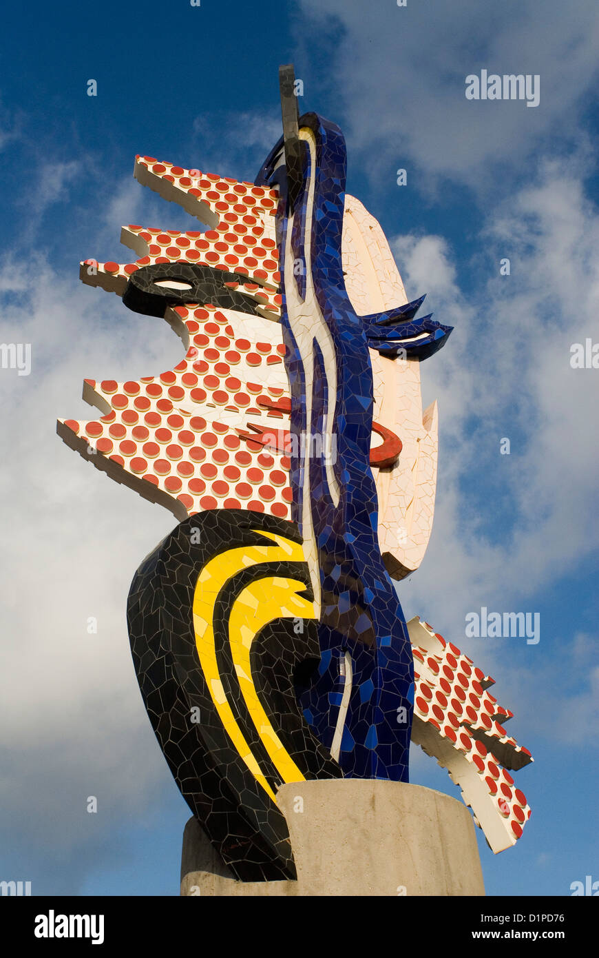 sculpture "Barcelona Head", work of artist Roy Liechtenstein. Located in the Wood Wharf of