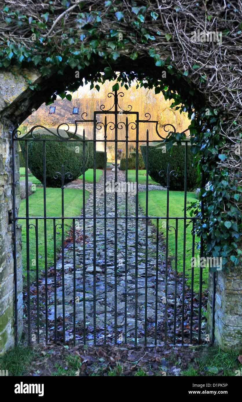Garden gate arch hi-res stock photography and images - Alamy