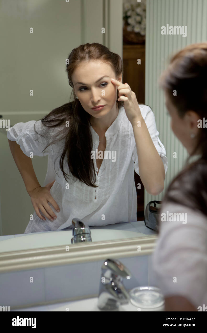 woman in the mirror check out the wrinkles Stock Photo